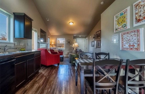 Milton-Freewater House | Vineyard Gypsy - kitchen, gas fireplace, hot tub, queen beds