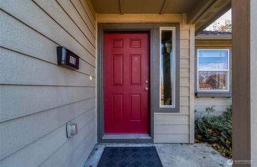 Milton-Freewater House | Vineyard Gypsy - kitchen, gas fireplace, hot tub, queen beds