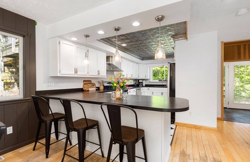 Traverse City House | Vineyard Haven | AC | Jacuzzi | Sauna | Private | En Suite |