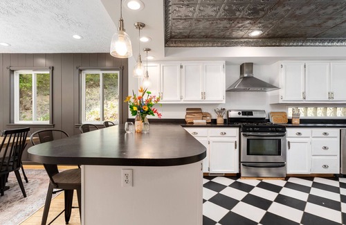 Traverse City House | Vineyard Haven | AC | Jacuzzi | Sauna | Private | En Suite |