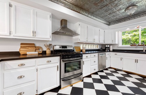 Traverse City House | Vineyard Haven | AC | Jacuzzi | Sauna | Private | En Suite |