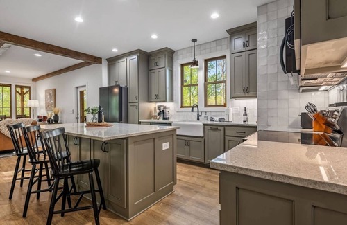 Cleveland House | Vineyard Mountain Getaway- hot tub, mins to Helen