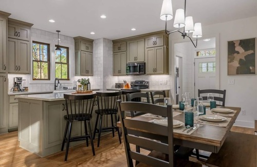 Cleveland House | Vineyard Mountain Getaway- hot tub, mins to Helen