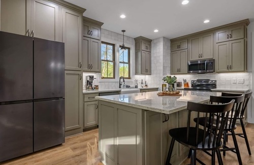 Cleveland House | Vineyard Mountain Getaway- hot tub, mins to Helen