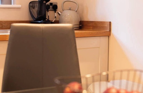 Howlett End House | Vineyard Style 2BR with Garden and Parking