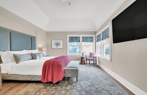Napa Bed & Breakfast | Vineyard Suite with soaking tub at downtown Napa B&B with pool and hot tub
