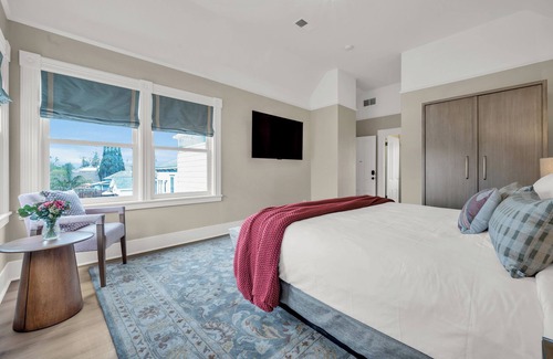Napa Bed & Breakfast | Vineyard Suite with soaking tub at downtown Napa B&B with pool and hot tub