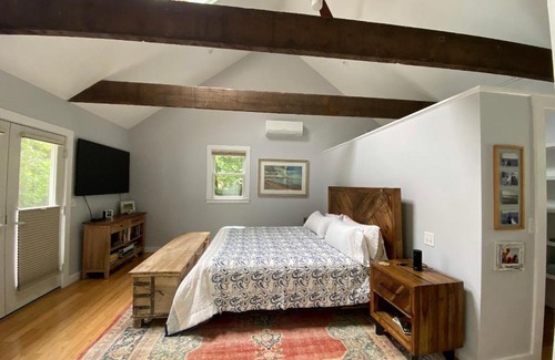 Oak Bluffs Villa | ** Vineyard Vacation Retreat ** with NEW HOT TUB