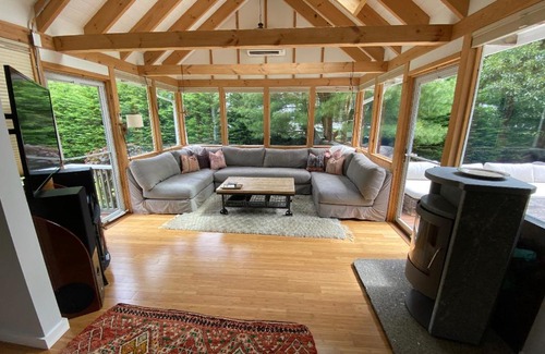 Oak Bluffs Villa | ** Vineyard Vacation Retreat ** with NEW HOT TUB
