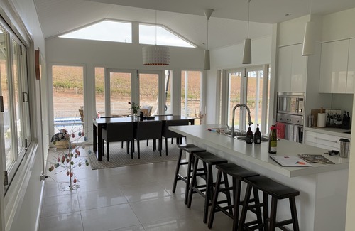 Spring Farm House | Vineyard views, large deck, Pet friendly, WiFi, Netflix, Pool, Firepit, Aircon