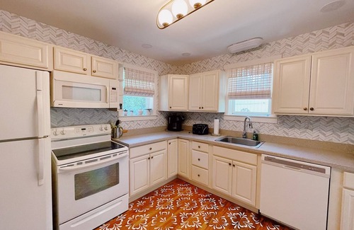 West Cape May House | VINEYARD VISTA Beach Bungalow in West Cape May