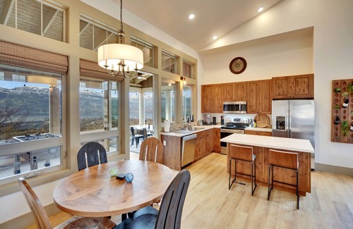 Oroville Cottage | Vineyard Vista- Lakeview Cottage, pool, beach, golf cart!