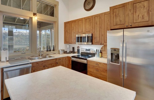 Oroville Cottage | Vineyard Vista- Lakeview Cottage, pool, beach, golf cart!