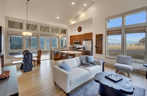Oroville Cottage | Vineyard Vista- Lakeview Cottage, pool, beach, golf cart!