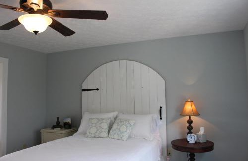 Geneva Cabin | Vineyard Woods