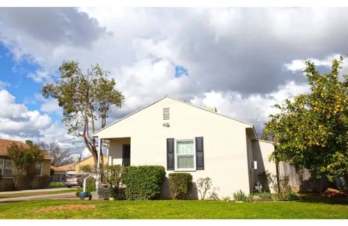 Raisin House | Vintage 2 Bdrm Close to All Freeways and Tower District