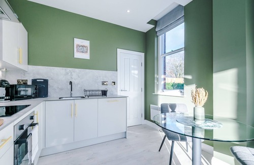 Offerton Apartment | Vintage 2 bedroom apartment with free parking