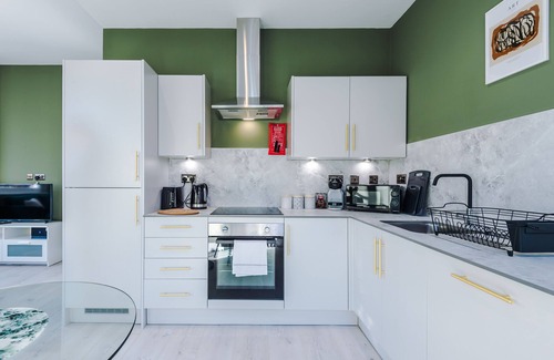 Offerton Apartment | Vintage 2 bedroom apartment with free parking