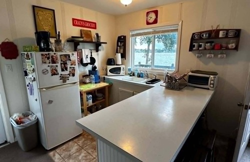 Spirit Lake Cabin | Vintage 2-bedroom cabin in tranquil Spirit Lake with WiFi, AC