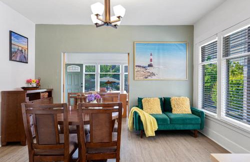 Eastlake House | Vintage 3 Bedroom Home in Prime Eastlake Seattle with Private Parking