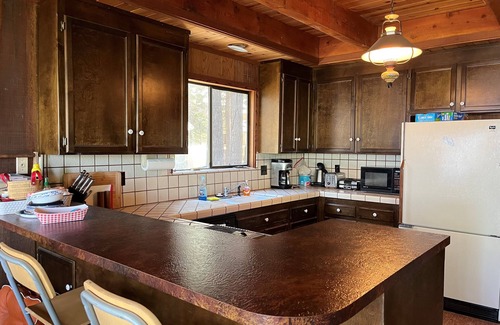 Chester Cabin | Vintage 4-bedroom cabin in Lake Almanor West with WiFi