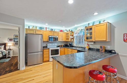 Bon Aqua Cabin | Vintage 50's & 60's theme Country Home on Wooded Acres near Franklin, Tennessee