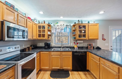 Bon Aqua Cabin | Vintage 50's & 60's theme Country Home on Wooded Acres near Franklin, Tennessee