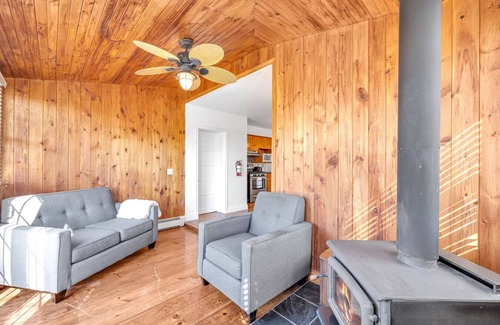 Sherkston House | Vintage 8BR Farmhouse | Hot Tub & Spacious Yard