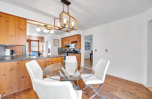 Sherkston House | Vintage 8BR Farmhouse | Hot Tub & Spacious Yard