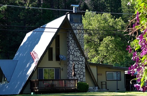 Sierra City Cabin | Vintage aframe, four season splendor!