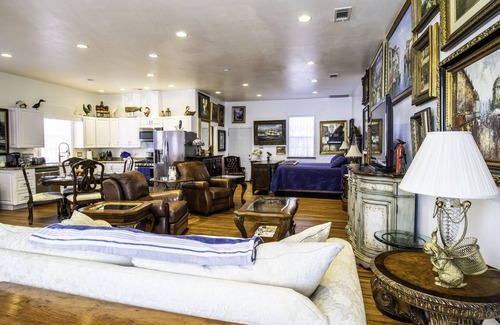 Dallas Apartment | Vintage/antique 1200 sq. ft. interior studio & parking
