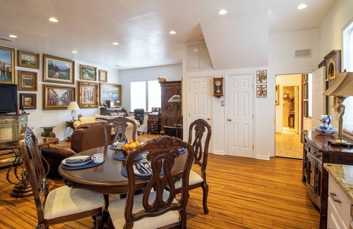 Dallas Apartment | Vintage/antique 1200 sq. ft. interior studio & parking