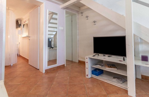 Banjol Apartment | Vintage apartment 1 with balcoony and garden near the sea