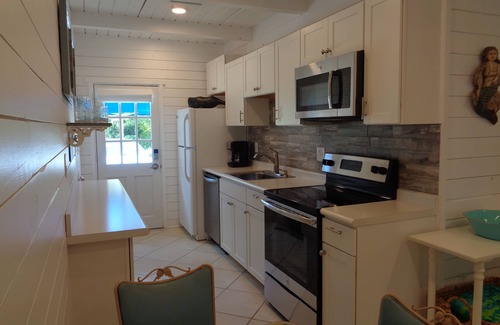 Crescent Beach House | VINTAGE BEACH COTTAGE 5⭐️n90sec WALK TO BEACH,nEnjoy! 🐳n
