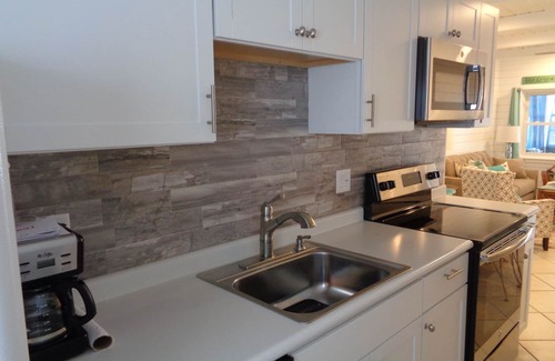 Crescent Beach House | VINTAGE BEACH COTTAGE 5⭐️n90sec WALK TO BEACH,nEnjoy! 🐳n