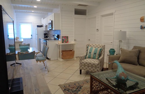 Crescent Beach House | VINTAGE BEACH COTTAGE 5⭐️n90sec WALK TO BEACH,nEnjoy! 🐳n
