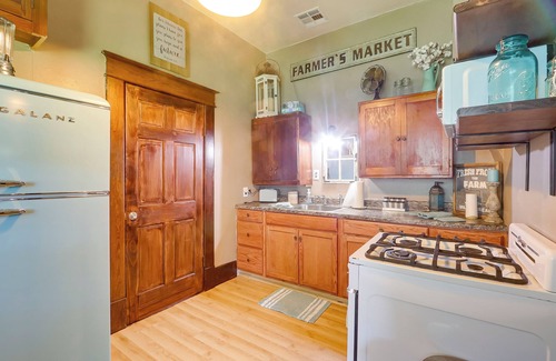 Belle Plaine House | Vintage Belle Plaine Farmhouse w/Fire Pit!