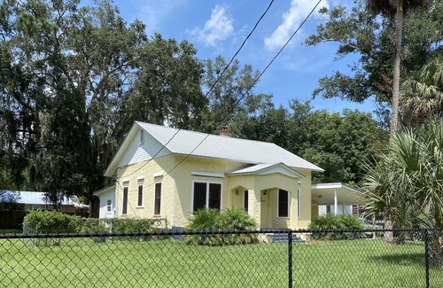 Palatka House | Vintage Bungalow on Private lot 5 mins St Johns River