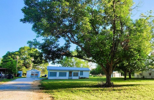 Morgan Cabin | Vintage Cabin with 2 boat ramps just 2 minutes away