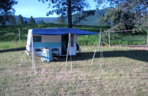 Thompson Falls House | Vintage Camper Rental Perfect for Glamping in Montana