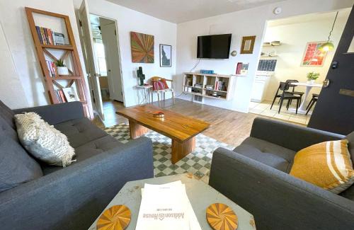 Twin Falls Apartment | Vintage Casita - 2 Bed, Pet Friendly!