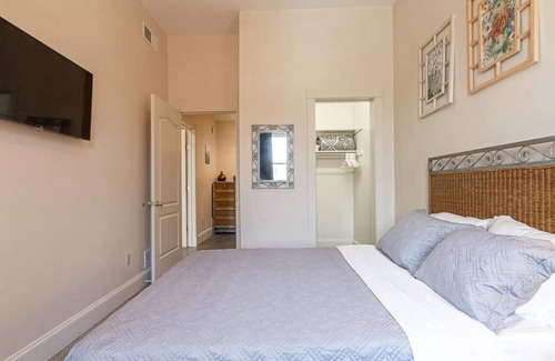 Three Rivers Apartment | Vintage Charm Apartment King Bed MITHNO55-5
