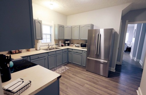 Near Northside House | Vintage Charm-Modern Comfort - 2BR Townhome -Near Downtown