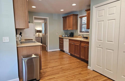 Beachwood-Bluffton Cottage | Vintage charm, modern comfort! Lakeshore retreat 3 mins to the beach!