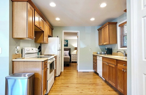 Beachwood-Bluffton Cottage | Vintage charm, modern comfort! Lakeshore retreat 3 mins to the beach!