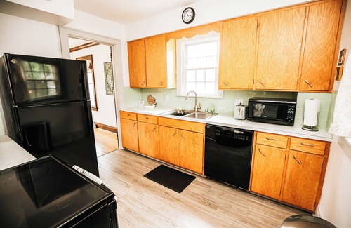 Baraboo House | Vintage Charm/Modern Comforts. Walkable to downtown Baraboo.