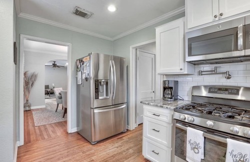Terrell Heights House | Vintage Charm Retreat in Alamo Heights