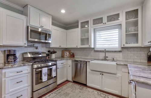 Terrell Heights House | Vintage Charm Retreat in Alamo Heights