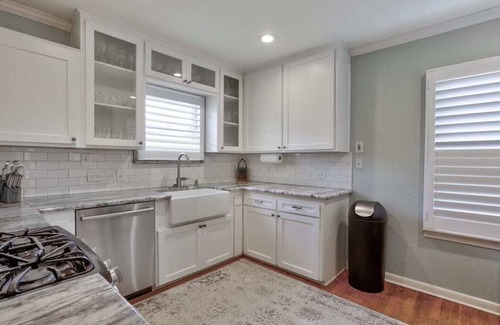 Terrell Heights House | Vintage Charm Retreat in Alamo Heights