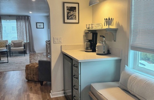 Tieton House | Vintage Charmer, 2-bedroom house with WiFi, AC in Downtown Tieton